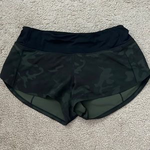 camo lululemon speed up shorts size 4, 2.5”